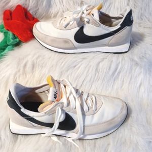 Nike Black/White Sneakers